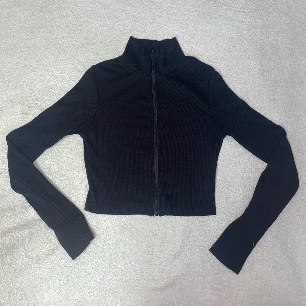 Cute cropped zip up black long sleeve fitted top